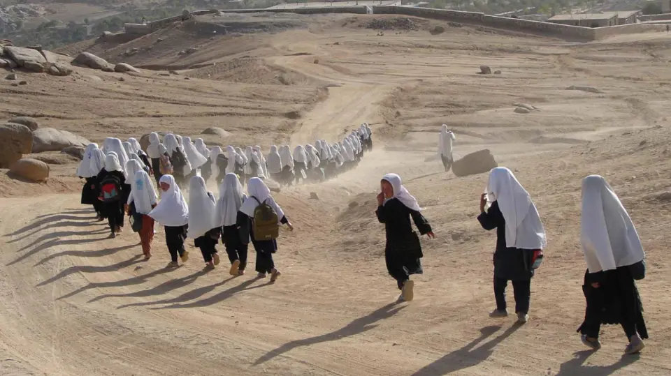 Children in Afghanistan going to school